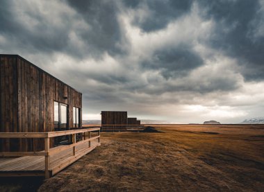 İzlanda, Mayıs 2018: Görünümü yeni yapılı kabin ve turistlerin konaklama olan bungalovlar doğru. Bu kabin 2018 yılında inşa edilmiş.