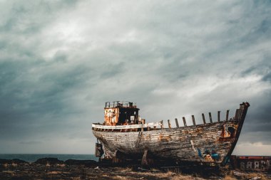 Akranes, İzlanda - Mayıs 2018: Görünüm eski paslı tekne ve shipreck doğru.