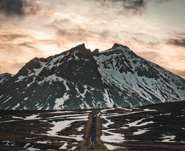 Islande scène typique d'hiver de montagne avec de l'herbe au premier plan et montagne massive en arrière-plan . — Photo