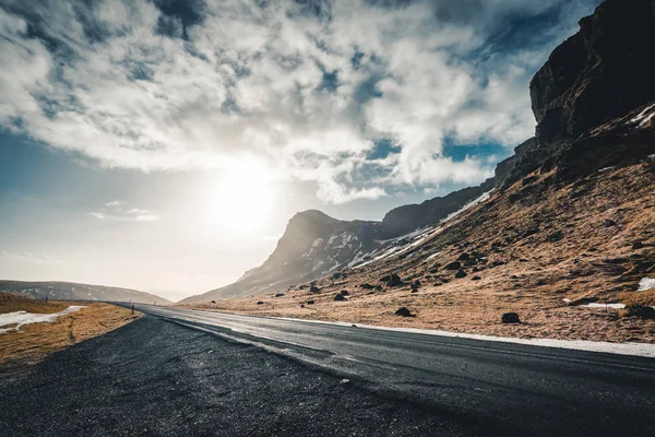 Calle de la carretera de circunvalación Nº 1 en Islandia, con vista hacia la montaña. Lado sur si el país . — Foto de Stock