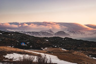 Tipik İzlanda gündoğumu günbatımı dağ manzara Arnarstapi alanda Snaefellsnes Yarımadası'nda İzlanda