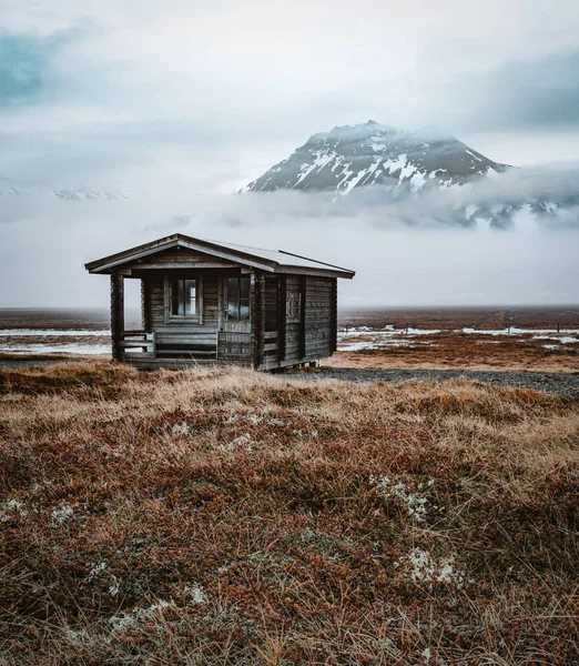 Islande petit chapin avec reflet de montagne avec glace et nuages. Péninsule Snaesfellnes — Photo