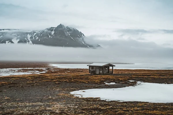 IJsland kleine capin met berg reflectie met ijs en wolken. Snaesfellnes schiereiland — Stockfoto