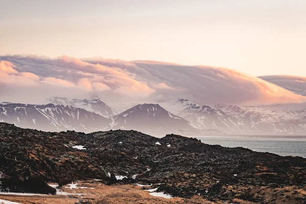 Paysage typique de montagne islandais au lever et au coucher du soleil dans la région d'Arnarstapi, dans la péninsule de Snaefellsnes, en Islande — Photo