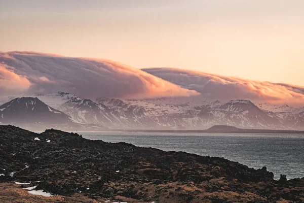 Paisaje típico islandés al amanecer al atardecer en la zona de Arnarstapi en la península de Snaefellsnes en Islandia — Foto de Stock