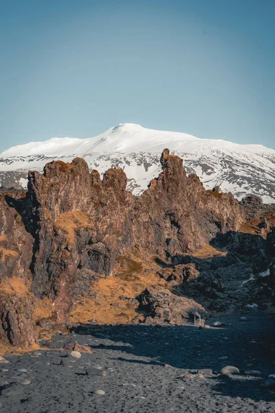 Ісландська чорний піщаний пляж з snaefellsnesjokull гірські снігу Синє небо у фоновому режимі. Західній стороні якщо країни. — стокове фото