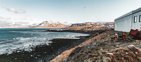 Snaefellsnes Weste Islande Vue sur l'océan avec plage et montagnes et ciel bleu en arrière-plan . — Photo