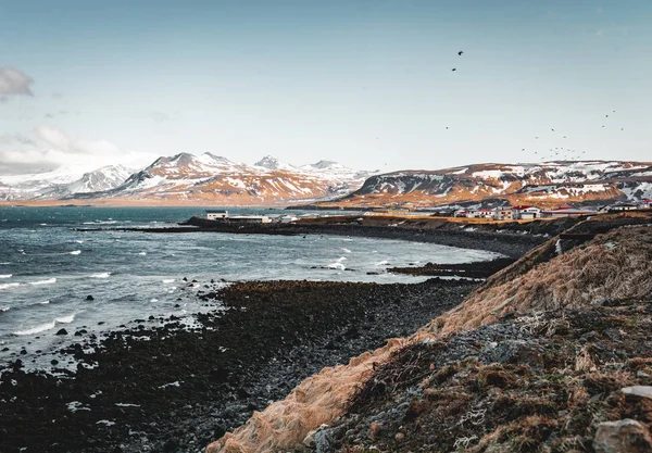 Snaefellsnes Weste Islandia Vista al mar con playa y montañas y cielo azul en el fondo . — Foto de Stock