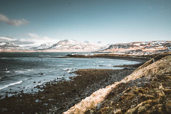 Weste Island Snaefellsnes na oceán s pláže a hory a modrou oblohou v pozadí. — Stock fotografie