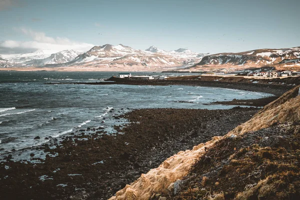 Με θέα στον ωκεανό Ισλανδία ΥΔΑ Snaefellsnes με παραλία και στα βουνά και το μπλε του ουρανού στο παρασκήνιο. — Φωτογραφία Αρχείου