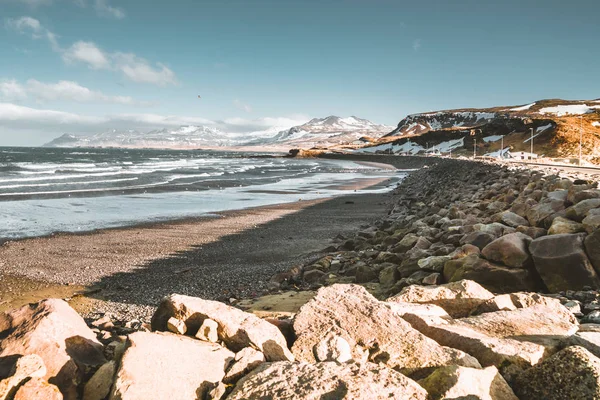Weste Island Snaefellsnes na oceán s pláže a hory a modrou oblohou v pozadí. — Stock fotografie