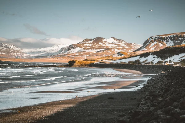 Snaefellsnes Weste IJsland zeezicht met strand, de bergen en de blauwe hemel in de achtergrond. — Stockfoto