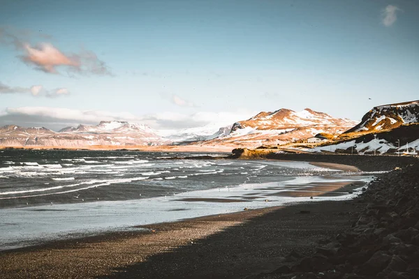 Snaefellsnes Weste Islande Vue sur l'océan avec plage et montagnes et ciel bleu en arrière-plan . — Photo