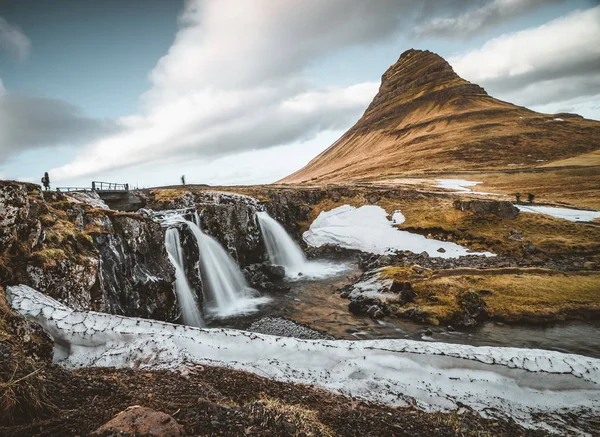 Kirkjufellsfoss och Kirkjufell isländska, kyrkan berg, ett 463 meter högt berg på den norra kusten av Icelands Snaefellsnes halvön, nära staden av Grundarfjordur, Island — Stockfoto