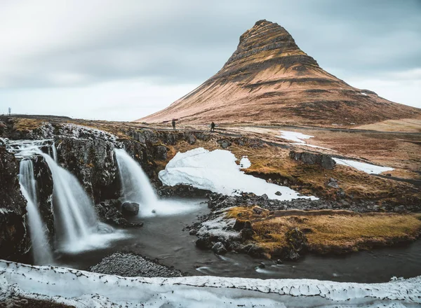 Kirkjufellsfoss e Kirkjufell Islandês, montanha da Igreja, uma montanha de 463 m de altura na costa norte da Península Islandesa de Snaefellsnes, perto da cidade de Grundarfjordur, Islândia — Fotografia de Stock