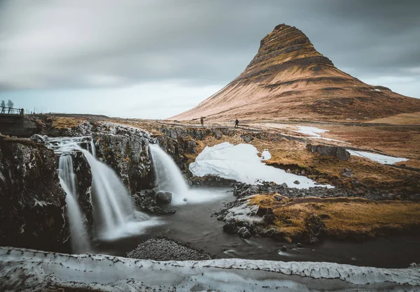 Kirkjufellsfoss och Kirkjufell isländska, kyrkan berg, ett 463 meter högt berg på den norra kusten av Icelands Snaefellsnes halvön, nära staden av Grundarfjordur, Island — Stockfoto