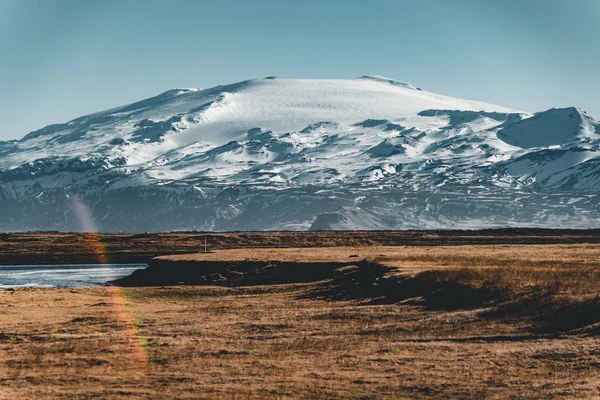 Islandia escena típica de invierno de montaña con hierba en primer plano y montaña masiva en el fondo . —  Fotos de Stock