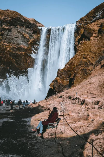 Skogafoss водоспад в Ісландії з веселки на сонячний день з синього неба. — стокове фото