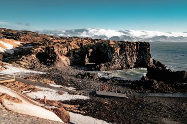 Tipik İzlanda gündoğumu günbatımı cliff peyzaj Arnarstapi alanda İzlanda'daki Snaefellsnes Yarımadası'nda. İzlanda'da çekilmiş fotoğrafı.