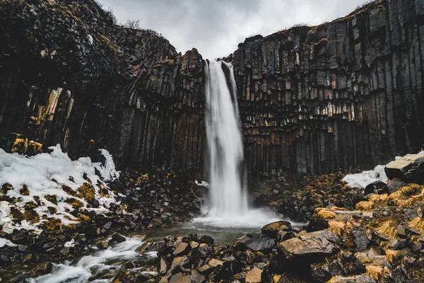 Wgląd ranka dramatyczne słynny Wodospad upadek czarny Svartifoss. Kolorowy lato sunrise w Europie Skaftafell, Parku Narodowego Vatnajökull, Islandia, Styl Artystyczny post przetworzonych zdjęć. — Zdjęcie stockowe