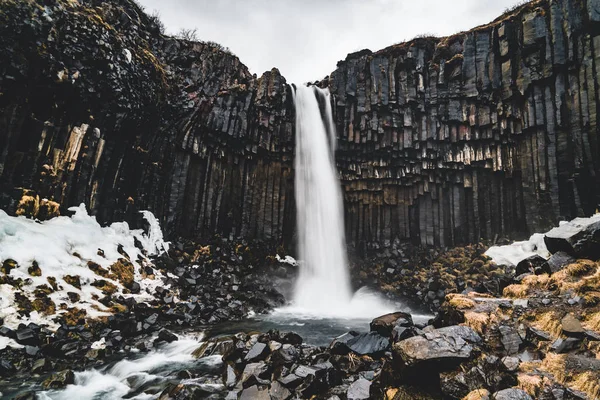 Dramática vista matutina de la famosa cascada Svartifoss Black Fall. Colorido amanecer de verano en Skaftafell, Parque Nacional Vatnajokull, Islandia, Europa. Estilo artístico foto post procesado . — Foto de Stock