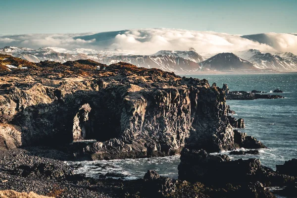 Typische isländische Klippenlandschaft bei Sonnenaufgang und Sonnenuntergang im Arnarstapi-Gebiet auf der Halbinsel snaefellsnes in Island — Stockfoto