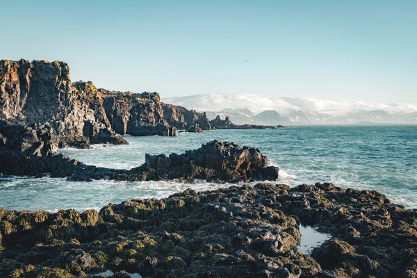 Typische isländische Klippenlandschaft bei Sonnenaufgang und Sonnenuntergang im Arnarstapi-Gebiet auf der Halbinsel snaefellsnes in Island — Stockfoto