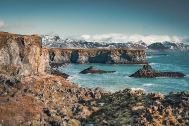 Tipik İzlanda gündoğumu günbatımı cliff manzara Arnarstapi alanda Snaefellsnes Yarımadası'nda İzlanda