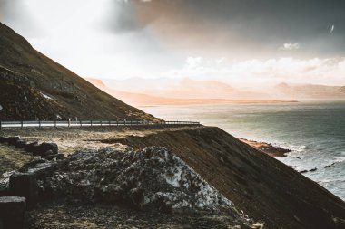 Sokak otoyol çevre yolu No.1 Snaefellsnes Batı İzlanda, doğru dağ manzaralı. Batı tarafı Eğer ülke.