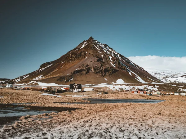 Paysage typique de montagne islandais au lever et au coucher du soleil dans la région d'Arnarstapi, dans la péninsule de Snaefellsnes, en Islande — Photo