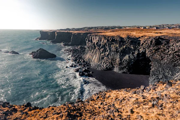 Tipik İzlanda gündoğumu günbatımı cliff manzara Arnarstapi alanda Snaefellsnes Yarımadası'nda İzlanda