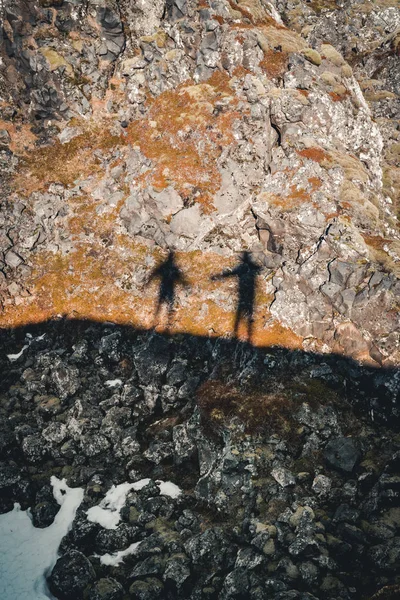 デュパロゥンヌサンドゥル太陽星やアイスランドの Snaefellsnes 半島に黒溶岩パール ビーチの影. — ストック写真