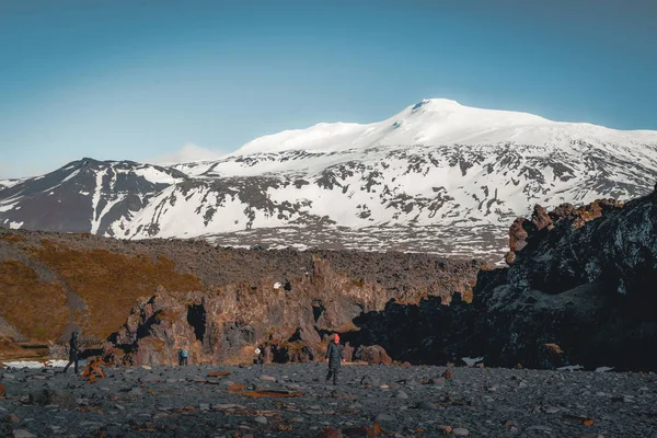 アイスランド snaefellsnesjokull 山雪青い天空の背景と黒のビーチの砂。西部の側面場合は、国. — ストック写真