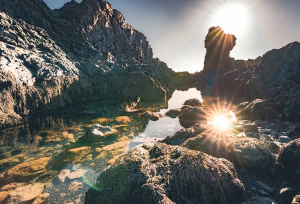 Djupalonssandur sun star or the Black Lava Pearl Beach on the Snaefellsnes peninsula in Iceland. — Stock Photo, Image