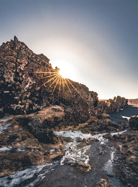 Djupalonssandur sun star o Black Lava Pearl Beach en la península de Snaefellsnes en Islandia . —  Fotos de Stock