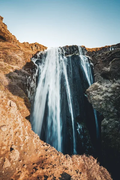 Dokonalý výhled na slavný mocný Gljufrabui kaskády. Umístění Seljalandsfoss spadají, Island, Evropa. Scénický obraz oblíbenou turistickou atrakcí. Cestovní destinace. Objevte krásy země. — Stock fotografie