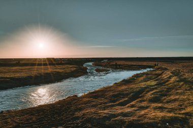 Seljalandsfoss şelale İzlanda güneyinde İzlanda doğal günbatımı.