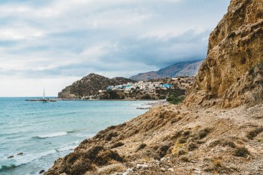 Crete, Yunanistan. kayalar ve güneşli bir deniz ovean doğru manzaralı kayalıklarla plaj.
