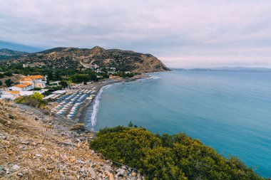 Hava üst Panorama görünümünü Aghia Galini Beach Yunanistan Crete Adası'nda. Libya Denizi'nin güney kıyısında.