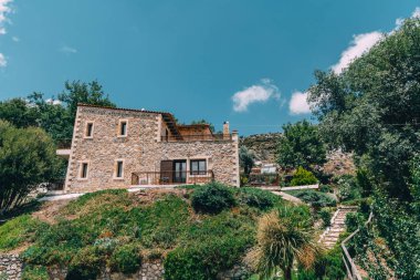 Mesonisia, Rethymno, Girit - Ağustos 2018: Görünümü ile bulanıklık gökyüzü güneşli bir yüzme havuzlu villa Krios doğru. Kriyus Villa Rethymno, Crete Mesonisia köyünde bulunan bir tesistir.