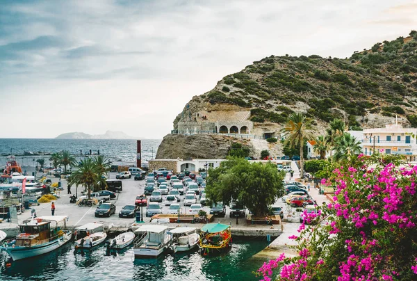 Agia Galini, Creta, Grécia - agosto de 2018: barcos de pesca no porto de agia galini, na costa sul de creta, Grécia — Fotografia de Stock