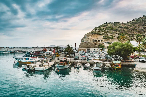 Agia Galini, Creta, Grécia - agosto de 2018: barcos de pesca no porto de agia galini, na costa sul de creta, Grécia — Fotografia de Stock