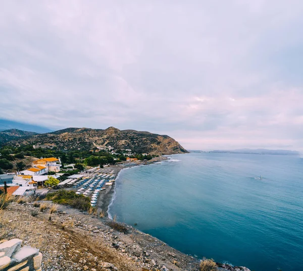 Widok z lotu ptaka Top Panorama Aghia Galini Beach w Kreta w Grecji. Południowe wybrzeże Morza libijskiego. — Zdjęcie stockowe