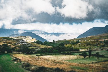 Girit Yunanistan, düşük asılı bulutlar ve mavi gökyüzü ve yeşil ağaçlar ile Dağları üzerinde görünümü. Güney Girit düzgün Rethymno, Yunanistan