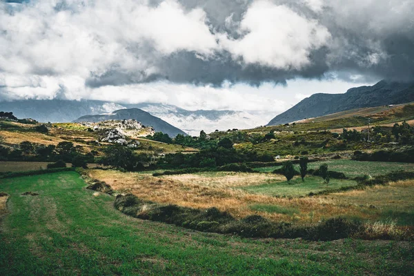 Creta Grecia, Vista sobre montañas con nubes bajas y cielo azul y árboles verdes. Creta del Sur aseado Rethymno, Grecia —  Fotos de Stock