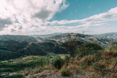 Girit Yunanistan, düşük asılı bulutlar ve mavi gökyüzü ve yeşil ağaçlar ile Dağları üzerinde görünümü. Güney Girit düzgün Rethymno, Yunanistan