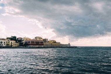Panorama Venedik Limanı waterfront ve deniz feneri eski Hanya limanında günbatımı, Crete, Yunanistan