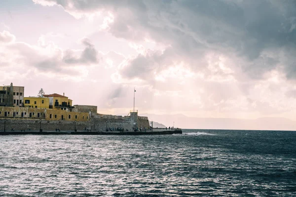 Panorama puerto veneciano frente al mar y el faro en el antiguo puerto de Chania al atardecer, Creta, Grecia —  Fotos de Stock