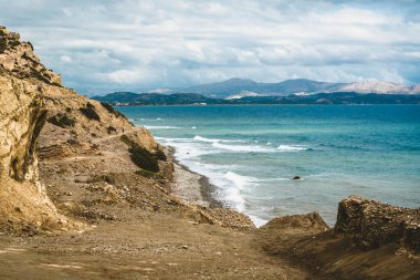 Crete, Yunanistan. kayalar ve güneşli bir deniz ovean doğru manzaralı kayalıklarla plaj.
