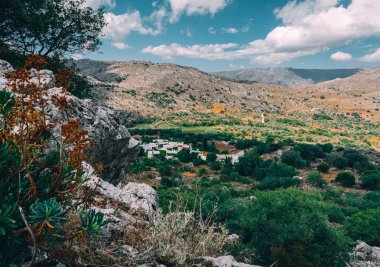 Mointains Crete, Yunanistan için. Sivas görünümüne. Panorama Manzara Güney-Orta Girit'ten. Arka planda en yüksek yükseklik olarak Psiloritis. İçinde eteklerinde tipik peyzaj ile zeytinlik